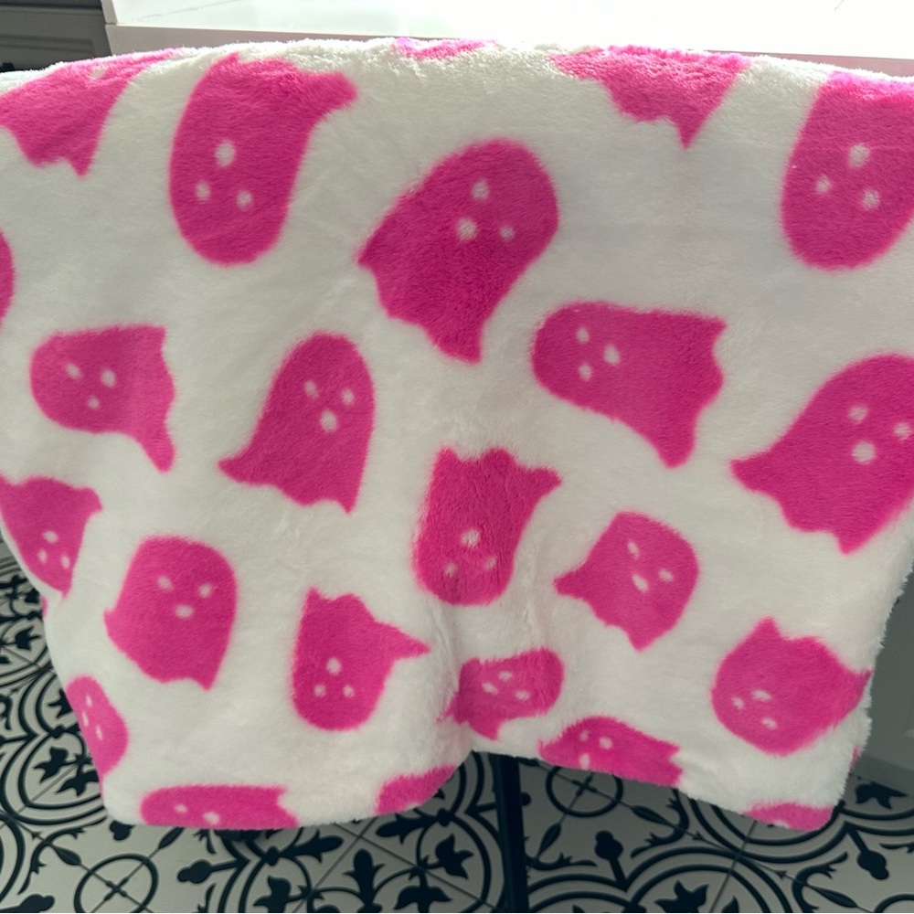 🔥 VIRAL 👻 TikTok 🔥 PINK Halloween Faux Fur Ghost 👻 Throw Blanket NWT